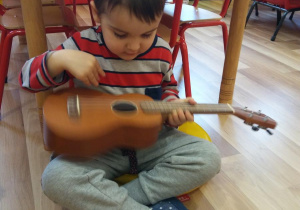 Mikołaj gra na ukulele
